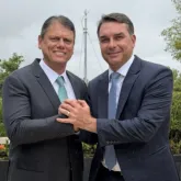 Fl�vio Bolsonaro chama Tarc�sio de 'meu amigo' e critica troca na Pol�cia Federal