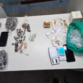 Homens s�o presos por tr�fico de drogas na Ladeira da Pregui�a, em Salvador