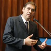 Ex-prefeito preso por assassinato tem direito de advogar suspenso