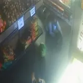 Dupla invade mercado e foge sem levar nada ap�s a��o da PM
