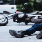 Passageiro cai de moto e morre em estrada em cidade de MT