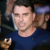 Pol�cia vai � casa de produtora de filme sobre Bolsonaro e Fl�vio diz que � persegui��o para mexer nas elei��es