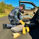Pol�cia prende 4 com 200 kg de drogas em carro com fundo falso