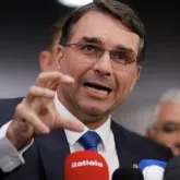 Fl�vio Bolsonaro escreve para Trump e coloca os EUA na frente do Brasil