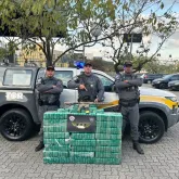 Pol�cia de SP prende motorista com 250 kg de pasta base de coca�na e fuzil ap�s fuga em rodovia