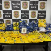 Pol�cia de S�o Paulo pega mais de 50 mil figurinhas e �lbuns falsos da Copa do Mundo