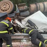 Motorista morre esmagado ap�s tombar caminh�o em Corumb�