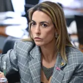 Senadora que apoiou Lula � xingada por membros do PT