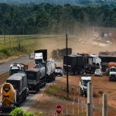 Batida entre duas carretas deixa dois motoristas feridos na BR-163, em Mato Grosso