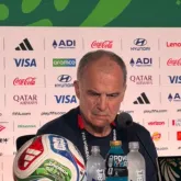 Bielsa se irrita com elimina��o do Uruguai e manda: 'Vamos logo com isso!'