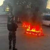 Policia faz operacao na Cidade de Deus e fecha rua com onibus atravessados
