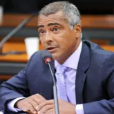 Justi�a manda descontar parte do sal�rio do senador Rom�rio para pagar d�vida