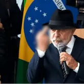 Lula faz gesto obsceno ao criticar frase 'pobre n�o gosta de coisa boa'