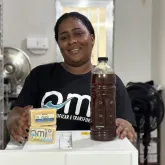 Projeto na Mangueira recicla �leo de cozinha e protege milh�es de litros de �gua