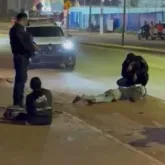 Piloto bate moto em viatura durante persegui��o e casal fica ferido
