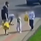 Menina de 3 anos chutada pelo pai faz exame de les�o