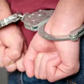 Pai � preso ap�s chutar filha de 3 anos no Paran�