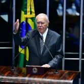 Homenagem a Jos� Sarney por seu papel na democracia brasileira