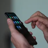 Uso excessivo de telas aumenta risco de miopia e cansa�o visual, alertam m�dicos