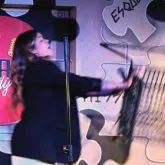 Humorista Fernanda Arantes leva cadeirada durante show em Florian�polis
