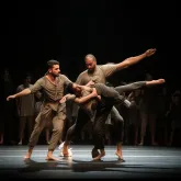 Artista palestino transforma memoria do irmao em espetaculo de teatro e danca no FIT Rio Preto