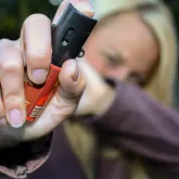 Mulheres podem comprar e usar spray de pimenta para se proteger