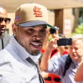 Chris Brown se declara culpado por briga em boate londrina em 2023
