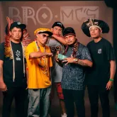 Grupo de rap ind�gena Br� MC's rouba a cena em novo �lbum de Anitta e f�s j� apostam em pr�mio Grammy