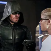 Criador de 'Arrow' se arrepende de como desenvolveu o romance de Oliver e Felicity