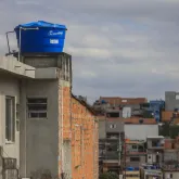 Programa distribui caixas d'�gua gr�tis para fam�lias de baixa renda na Grande SP e Baixada Santista