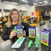 Professora cria revestimento em formato de jacar� para diminuir o medo das crian�as na hora da vacina