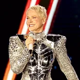 Xuxa responde com bom humor �s cr�ticas sobre seu look: 'N�o v�o conseguir ver'