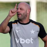 Botafogo busca zagueiro experiente para fechar janela de transfer�ncias