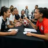 Jogadoras do Corinthians visitam institui��o para cegos e promovem inclus�o pelo esporte