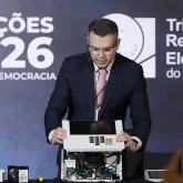 TRE-RJ abre urna eletr�nica para o p�blico e garante seguran�a do voto
