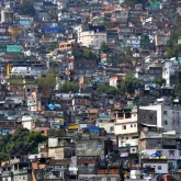 PM ignora pedidos da Prefeitura para derrubar constru��es ilegais na Rocinha