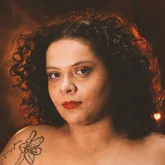 Atriz que vive presidi�ria na novela estreia espet�culo sobre os Doces B�rbaros