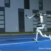 Rob� chin�s impressiona: salta 2 metros e corre mais r�pido que Usain Bolt