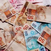 Cr�dito consignado no cart�o: projeto quer acabar com modalidade para aposentados e pensionistas