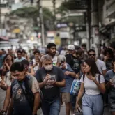 Brasileiros enfrentam agosto com cautela e menos planos, diz pesquisa