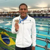 Kau� Carvalho conquista tr�s medalhas no Pan-Pac�fico J�nior e refor�a forma��o de atletas do SESI-SP