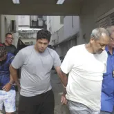 Suspeitos de matar ciclista s�o levados para pres�dio