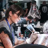 Tatuadora capixaba � selecionada para evento internacional de tatuagem em Veneza