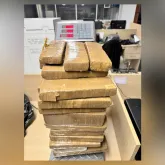 Homem � preso com 30 kg de maconha que saiu do Complexo da Mar� e seria entregue em Maca�