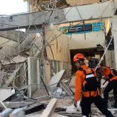Indon�sia registra 100 mil mortos ap�s terremoto de 7,7 na regi�o leste