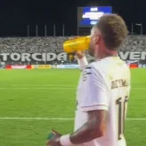 Neymar rouba �gua de goleiro e brincadeira viraliza