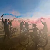 Jovens mascarados soltam fogos e bal�es para homenagear morto em acidente na A66 e geram pol�mica