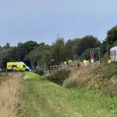Trem colide com carro em passagem de n�vel e ve�culo fica totalmente destru�do na Inglaterra