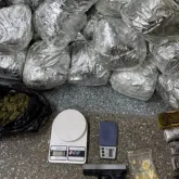 Pol�cia prende homem e apreende quase 50 kg de drogas e arma falsa em Lauro de Freitas