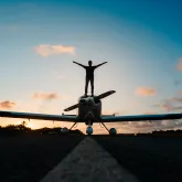 Piloto cearense completa sozinho volta ao mundo em avi�o experimental e retorna ao Brasil